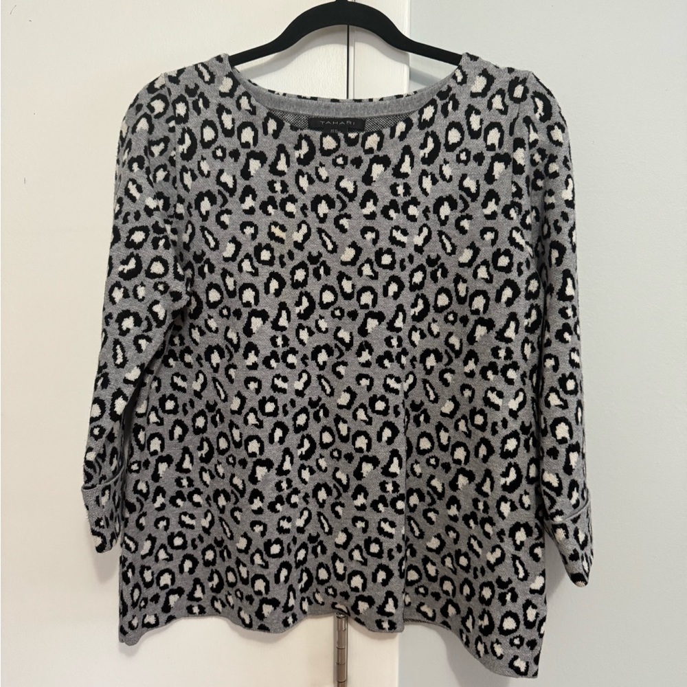 Tahari Leopard Print Women's sweater. Size medium